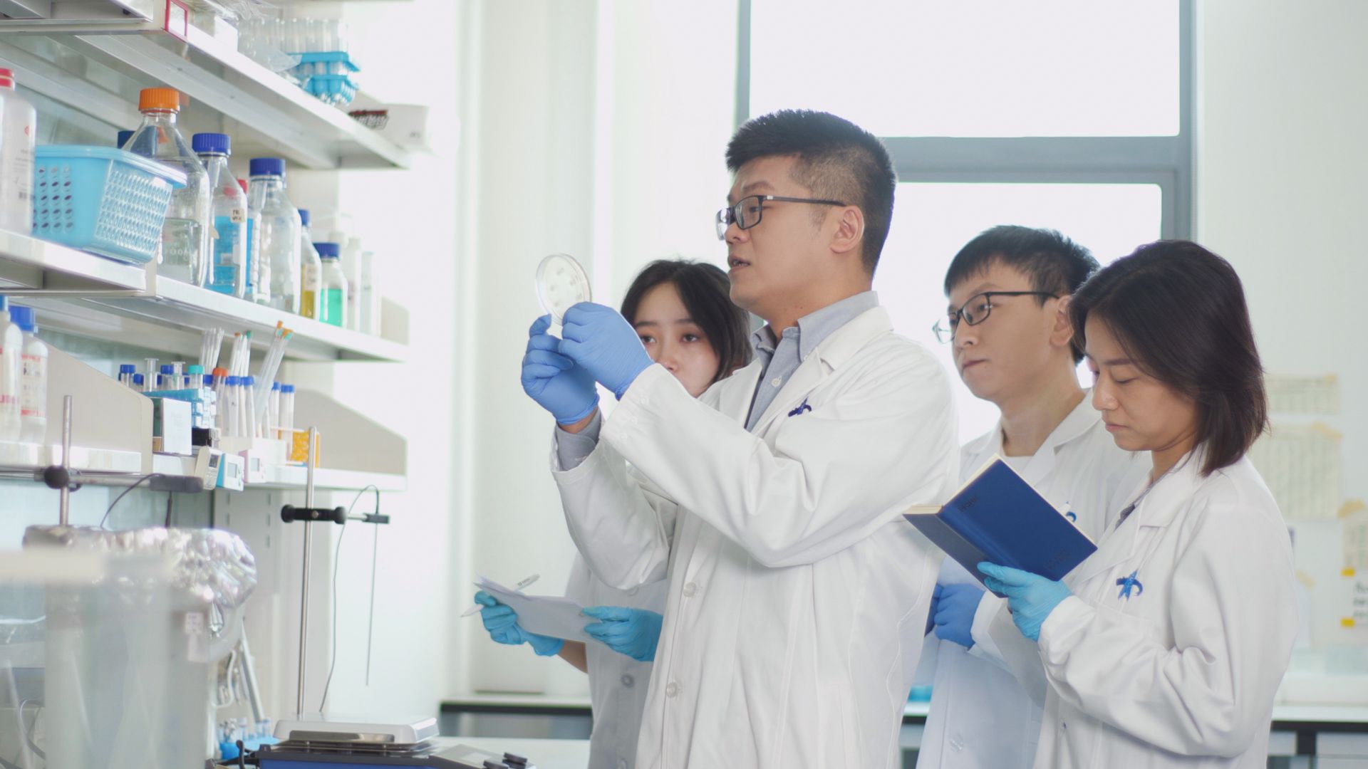Giáo sư Liu Bing thực hiện nghiên cứu cùng đội nghiên cứu tại Bệnh viện liên kết đầu tiên của Đại học Y dược Đại học Giao thông Tây An Mô hình phân tử thuốc Pangu của Huawei Cloud tăng tốc quá trình tìm kiếm và phát triển thuốc mới