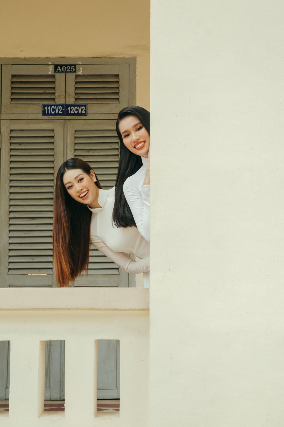 Hoa hau Khanh Van va A hau Phuong Anh 011 Hoa hậu Khánh Vân và Á hậu Phương Anh thướt tha áo dài chào mừng năm học mới
