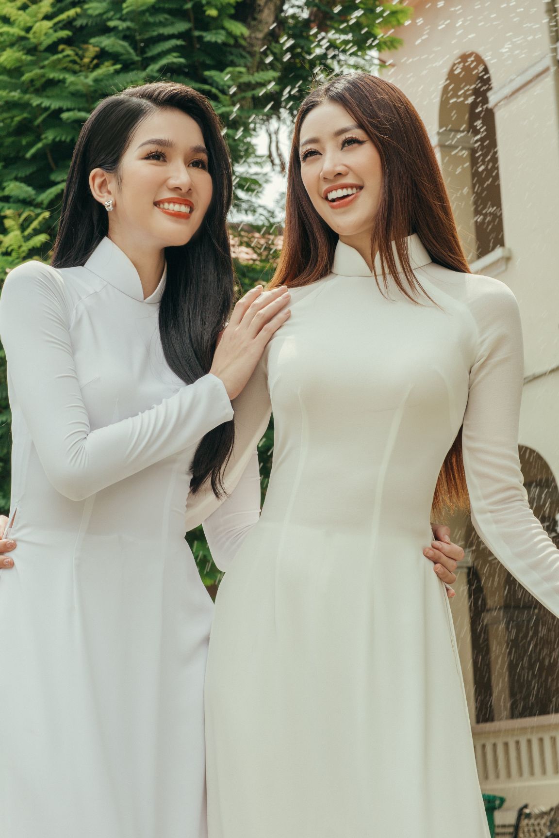 Hoa hau Khanh Van va A hau Phuong Anh 012 Hoa hậu Khánh Vân và Á hậu Phương Anh thướt tha áo dài chào mừng năm học mới
