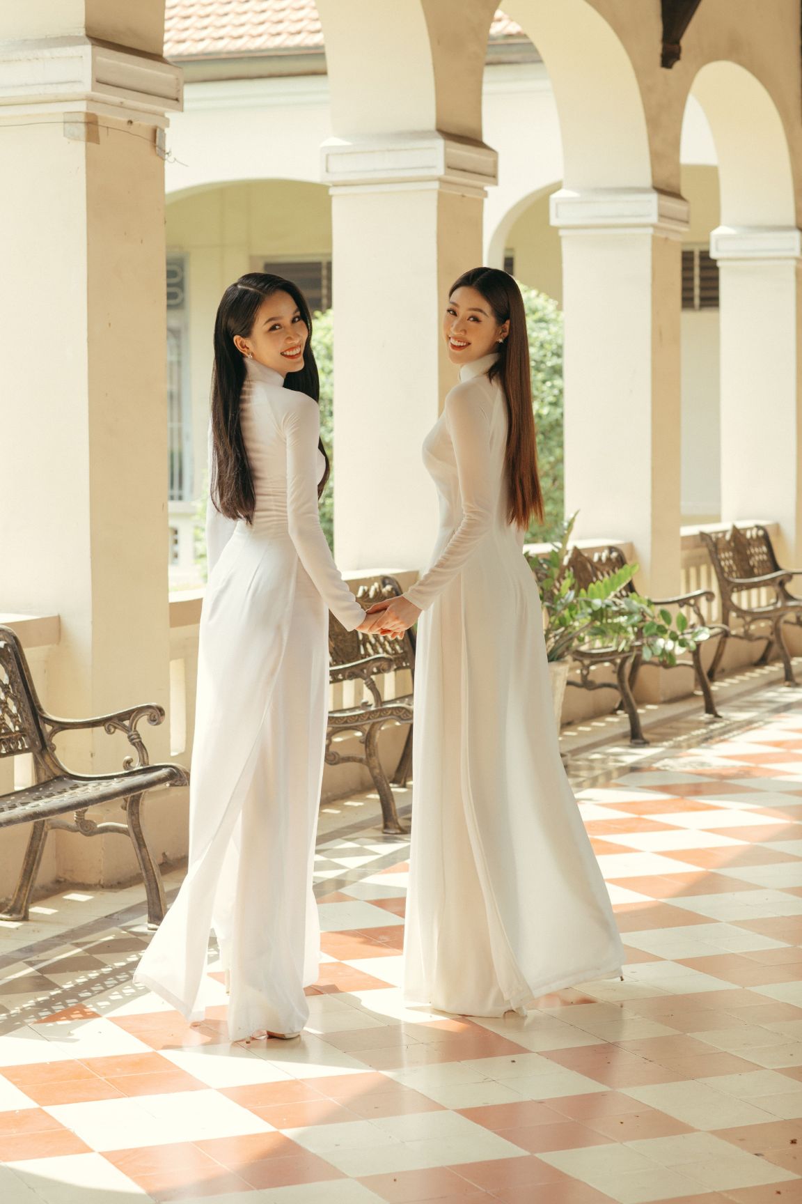Hoa hau Khanh Van va A hau Phuong Anh 021 Hoa hậu Khánh Vân và Á hậu Phương Anh thướt tha áo dài chào mừng năm học mới