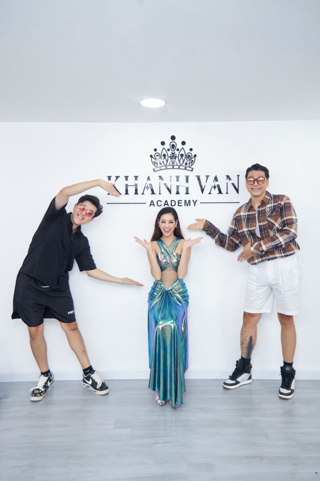Hoa hau Khanh Van Tham do73 Dàn sao Việt đến chúc mừng Hoa hậu Khánh Vân khai trương học viện 