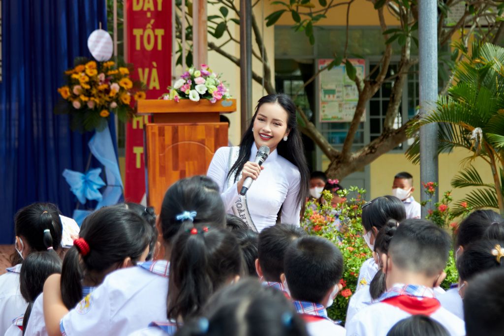 Hoa hậu Ngọc Châu 1 Hoa hậu Ngọc Châu về quê trao học bổng và quà Trung thu cho trẻ em khó khăn