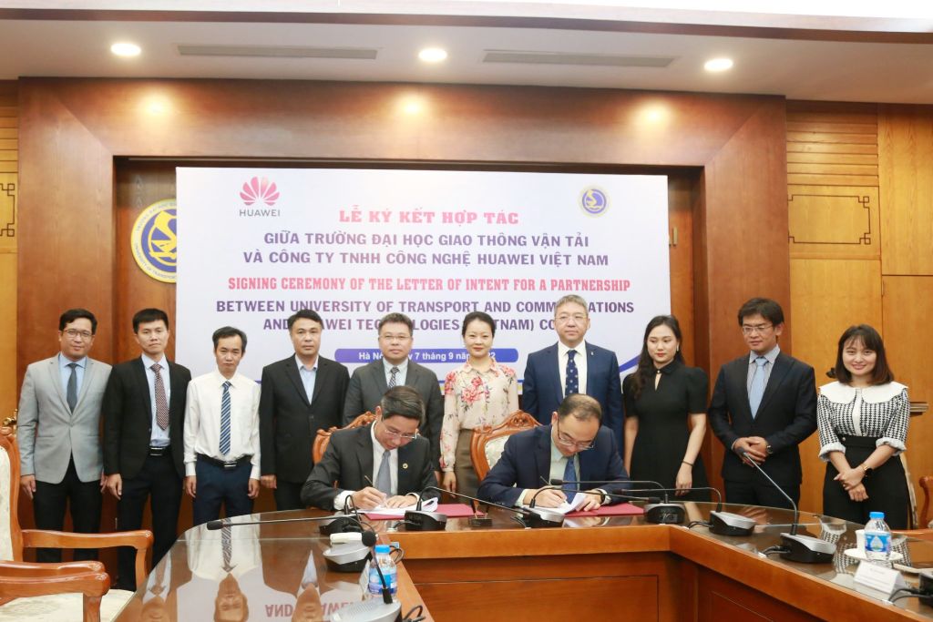 Lễ ký kết giữa Huawei Việt Nam và Đại học Giao thông Vận tải Huawei ký kết hợp tác đào tạo nhân tài số cùng 2 trường đại học tại Việt Nam