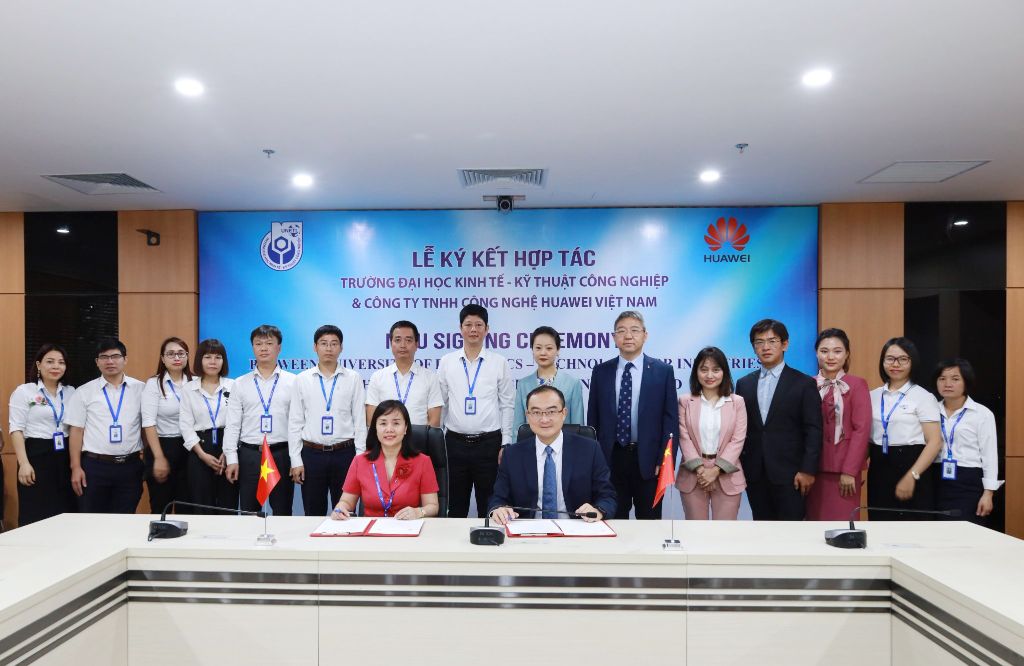 Lễ ký kết giữa Huawei Việt Nam và Đại học Kinh tế Kỹ thuật Công nghiệp Huawei ký kết hợp tác đào tạo nhân tài số cùng 2 trường đại học tại Việt Nam
