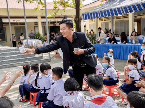 Thầy giáo Ảo thuật gia Nguyễn Phương 3 Thầy giáo   Ảo thuật gia Nguyễn Phương vui trung thu với trẻ em có hoàn cảnh khó khăn