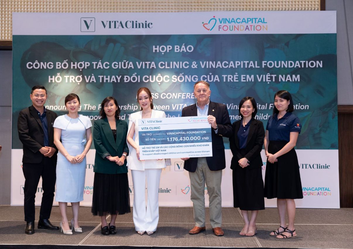 Đại diện VITA Clinic trao bảng tài trợ tượng trưng cho đại diện VinaCapital Foundation  VITA Clinic hợp tác cùng VinaCapital Foundation hỗ trợ và thay đổi cuộc sống của trẻ em Việt Nam