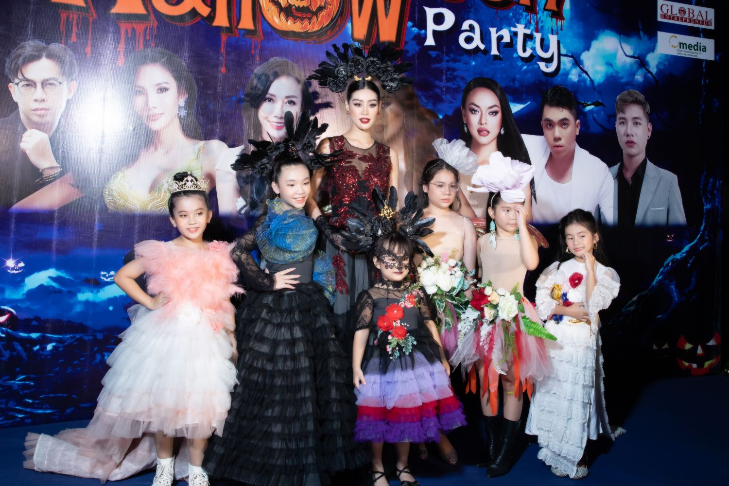 Hoa hau Khanh Van Halloween4 Hoa hậu Khánh Vân huyền bí đón Halloween cùng các mẫu nhí