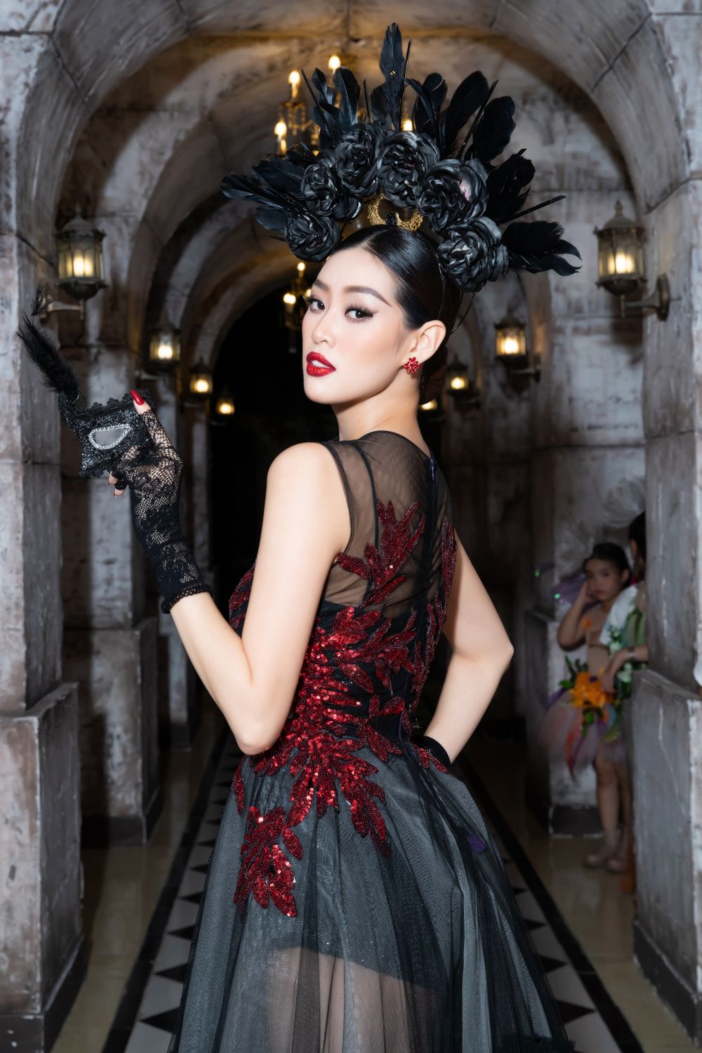 Hoa hau Khanh Van Halloween9 Hoa hậu Khánh Vân huyền bí đón Halloween cùng các mẫu nhí