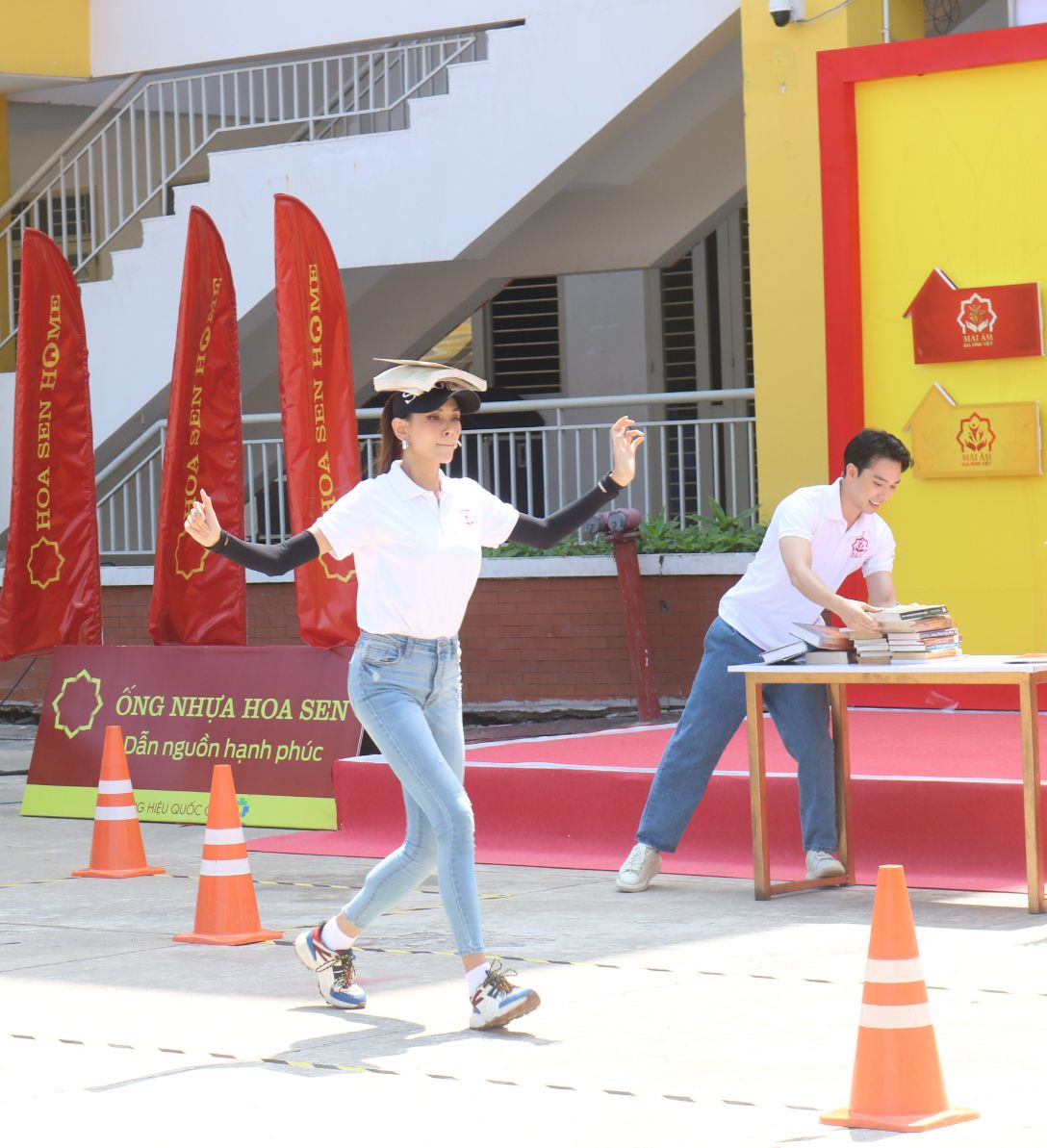 Mái ấm gia đình Việt 1 Võ Hoàng Yến trổ tài catwalk với style lạ, giúp các em nhỏ mồ côi vượt qua khó khăn