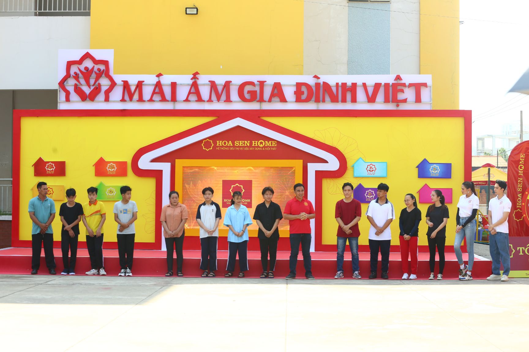Mái ấm gia đình Việt 3 Võ Hoàng Yến trổ tài catwalk với style lạ, giúp các em nhỏ mồ côi vượt qua khó khăn