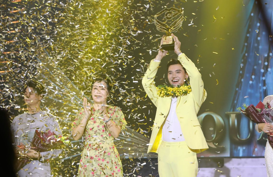 NEON TRẦN TRUNG THUẬN 24 2 Đi thi vì MC Liêu Hà Trinh, Neon Trần Trung Thuận mang về chiếc cúp Én Vàng 2022