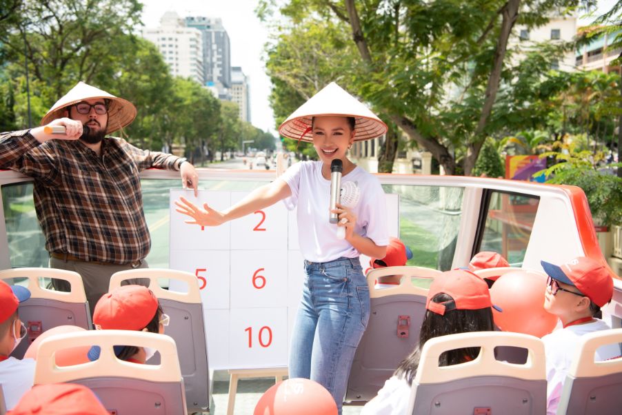 Ngoc Chau Vus SuperBus 2 Hoa hậu Ngọc Châu thích thú chơi tò he, thử sức một ngày làm cô giáo tiếng Anh