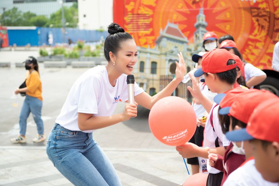 Ngoc Chau Vus SuperBus 3 Hoa hậu Ngọc Châu thích thú chơi tò he, thử sức một ngày làm cô giáo tiếng Anh