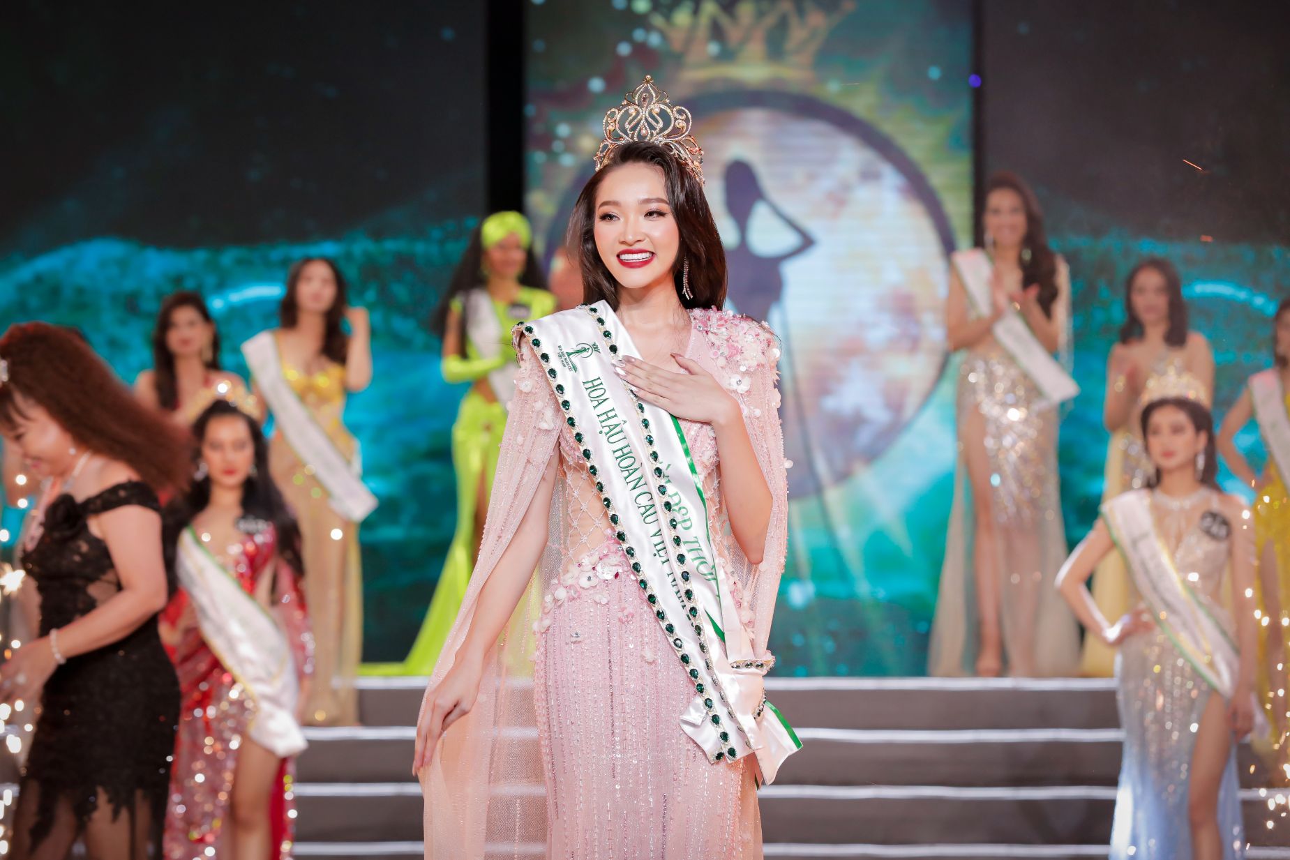 hoa hau hoan cau 2022 1 Người đẹp Đồng Nai Phạm Kim Ngân đăng quang Hoa hậu Hoàn cầu Việt Nam 2022