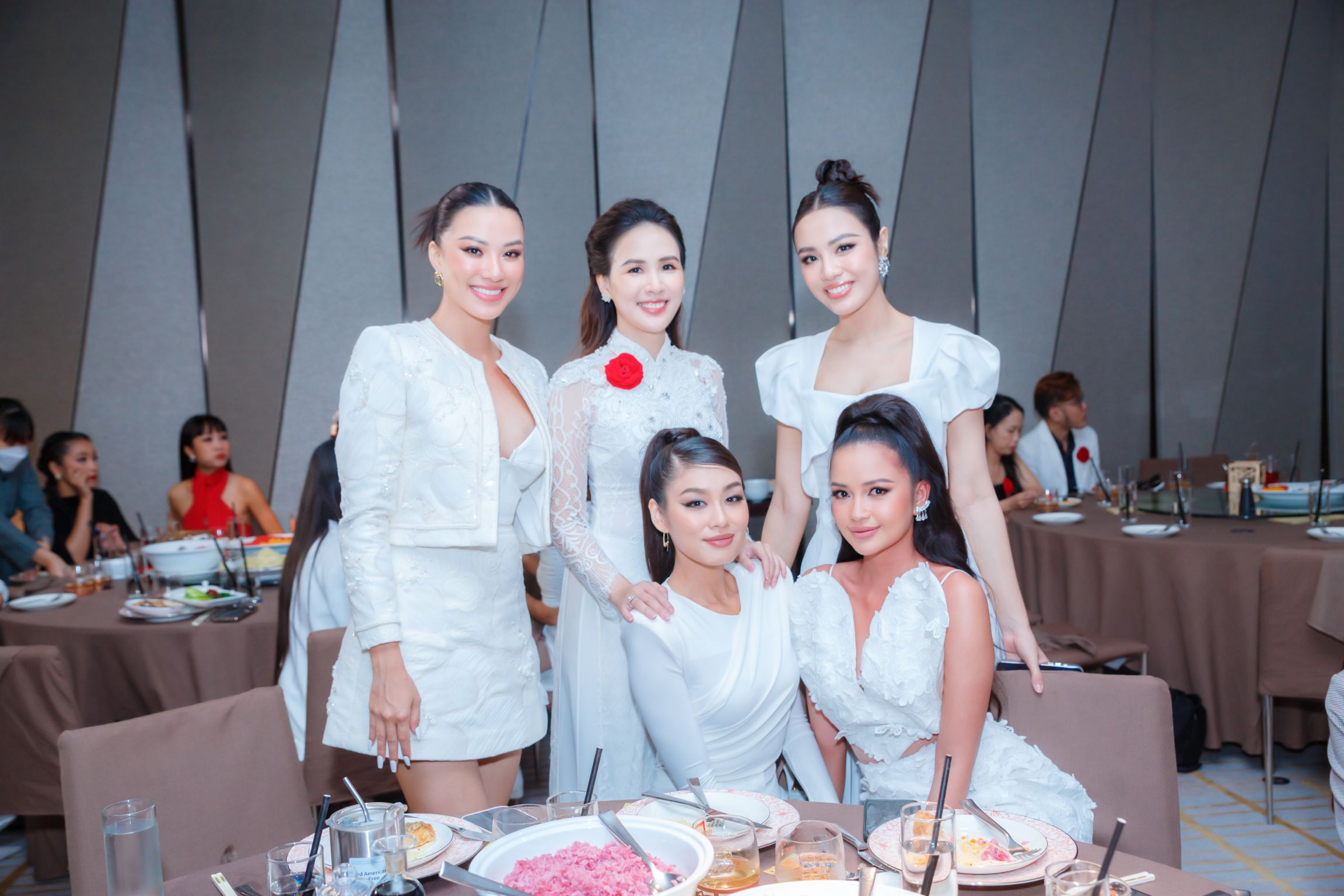 top 3 hhhv 3 Top 3 Hoa hậu Hoàn vũ Việt Nam 2022 vui mừng hội ngộ nhau