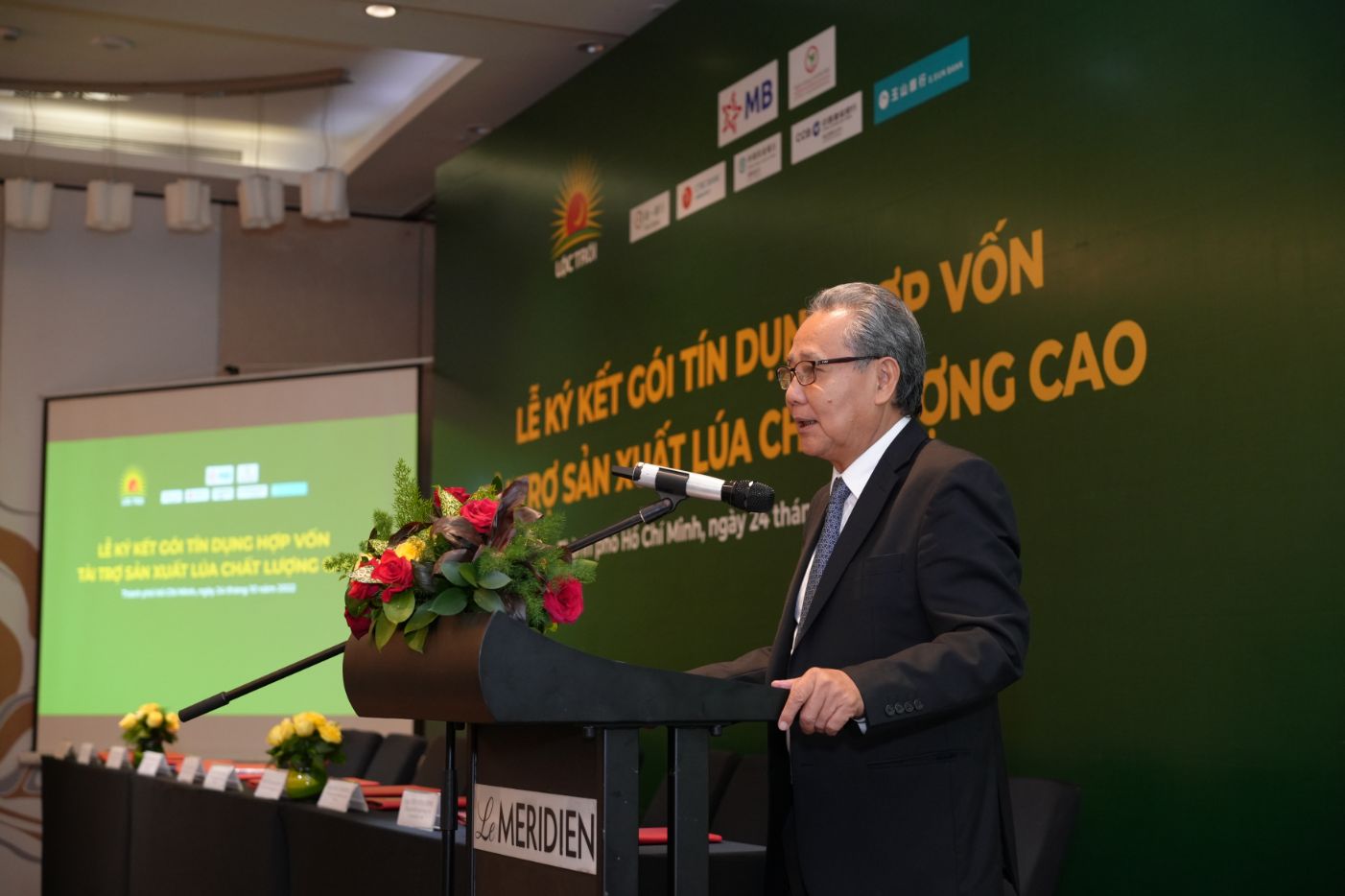 Ông Huỳnh Văn Thòn Chủ tịch HĐQT Tập đoàn Lộc Trời Lộc Trời ký kết cùng lúc 7 ngân hàng lớn, đẩy mạnh sản xuất lúa chất lượng cao