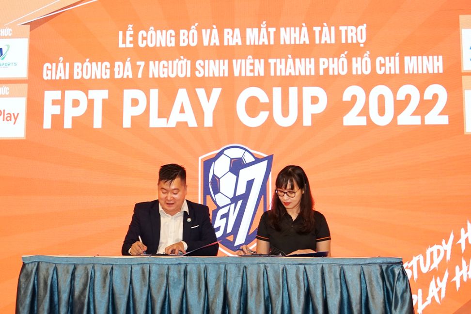 Ông Nguyễn Sơn Hà – Tổng Giám đốc Công ty Cổ phần Đầu tư thể thao Việt – Vietsports và bà Tô Nam Phương – Phó Tổng Giám đốc FPT Play ký kết biên bản hợp tác 1 Khởi động Giải Bóng đá 7 người Sinh viên TP.HCM – FPT Play Cup 2022