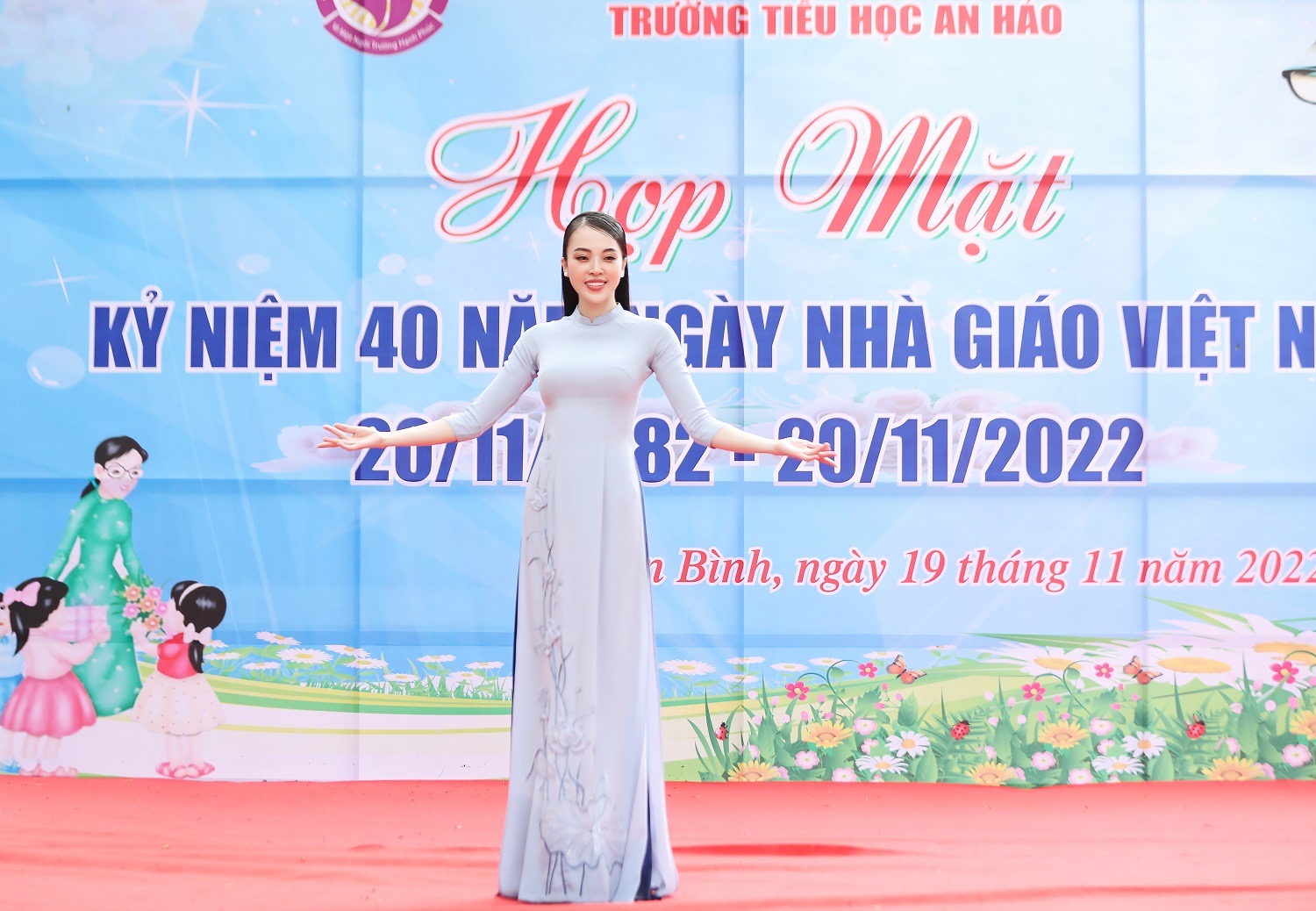  Siêu mẫu My Lê duyên dáng áo dài dự lễ mừng Ngày nhà giáo Việt Nam