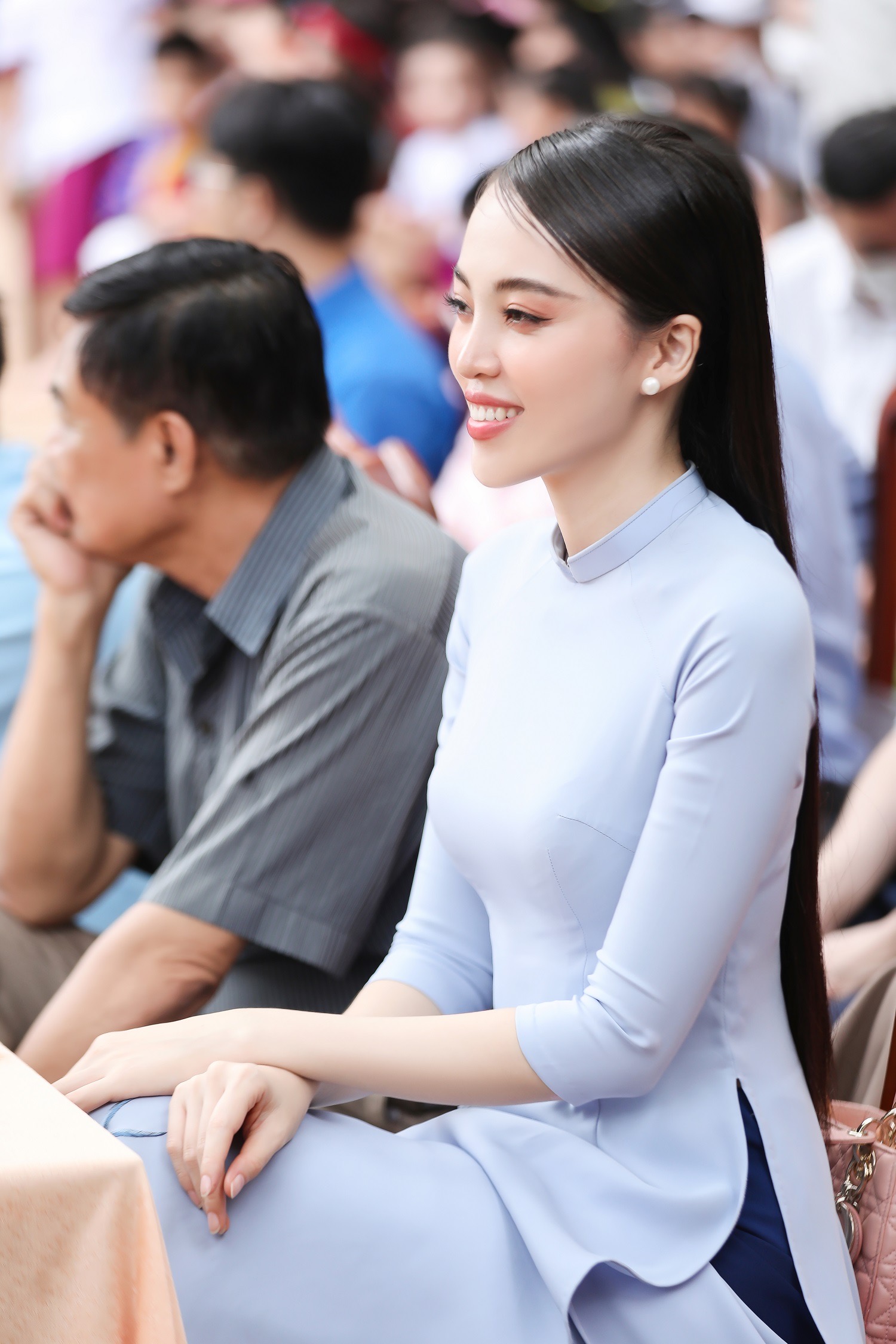  Siêu mẫu My Lê duyên dáng áo dài dự lễ mừng Ngày nhà giáo Việt Nam