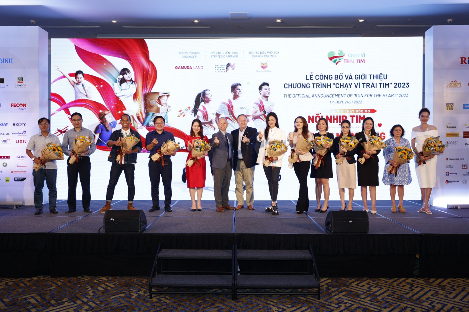 BTC tặng hoa cho đại diện các nhà tài trợ và Đại sứ của chương trình Khởi động Chạy Vì Trái Tim 2023, tiếp bước hành trình Nối nhịp tim   vươn mầm sống