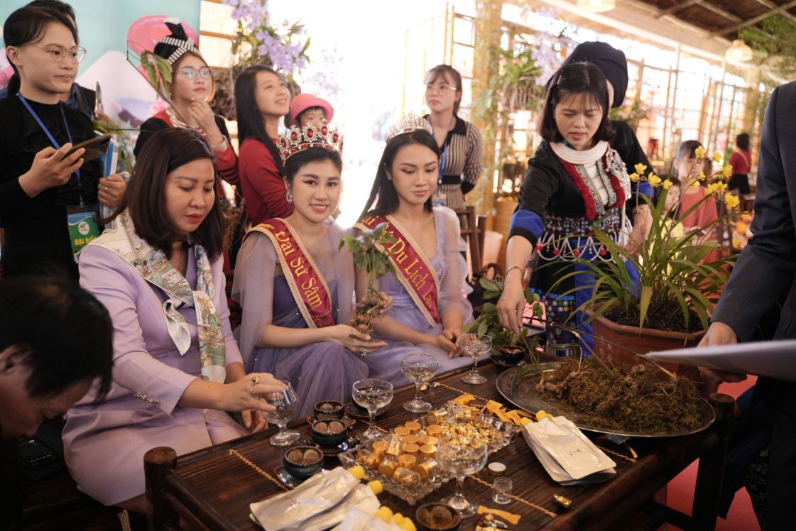 Hoa hậu Emily Hồng Nhung và Á hậu Thủy Tiên 1 Á hậu Thủy Tiên trở thành Đại sứ Du lịch Lai Châu 2022   2023