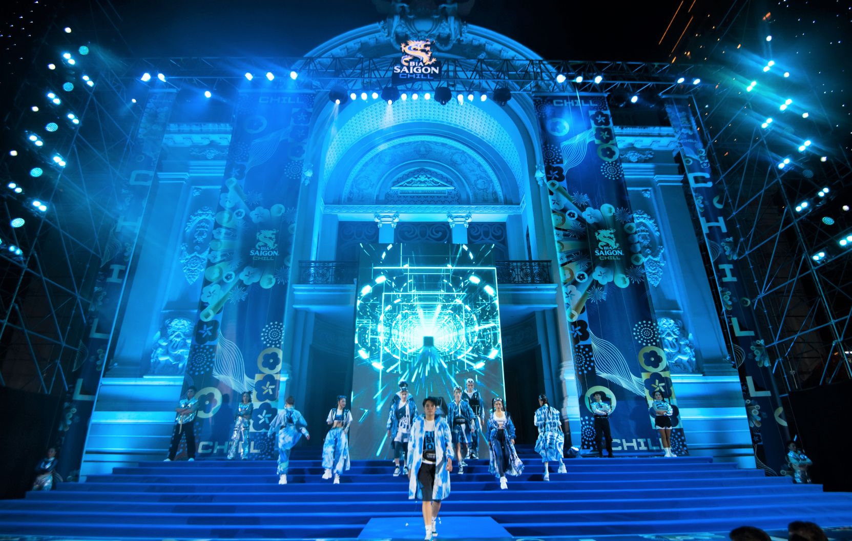 Không gian khoáng đạt của mặt tiền Nhà hát thành phố được trang trí lộng lẫy ngập tràn sắc xanh Chill cùng những họa tiết đặc trưng mùa lễ hội được thiết kế mới lạ  Bia Saigon Chill khởi động mùa lễ hội bằng BST độc đáo đồng sáng tạo với NTK Võ Công Khanh