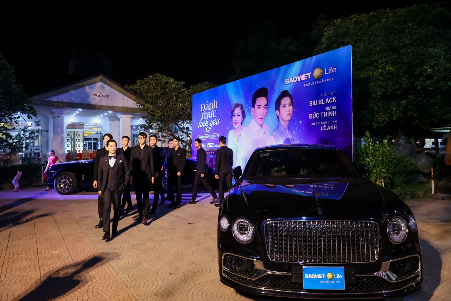Quang Hà nhấc bổng Siu Black 1.1 Siu Black tái xuất máu lửa trong đêm nhạc của Quang Hà