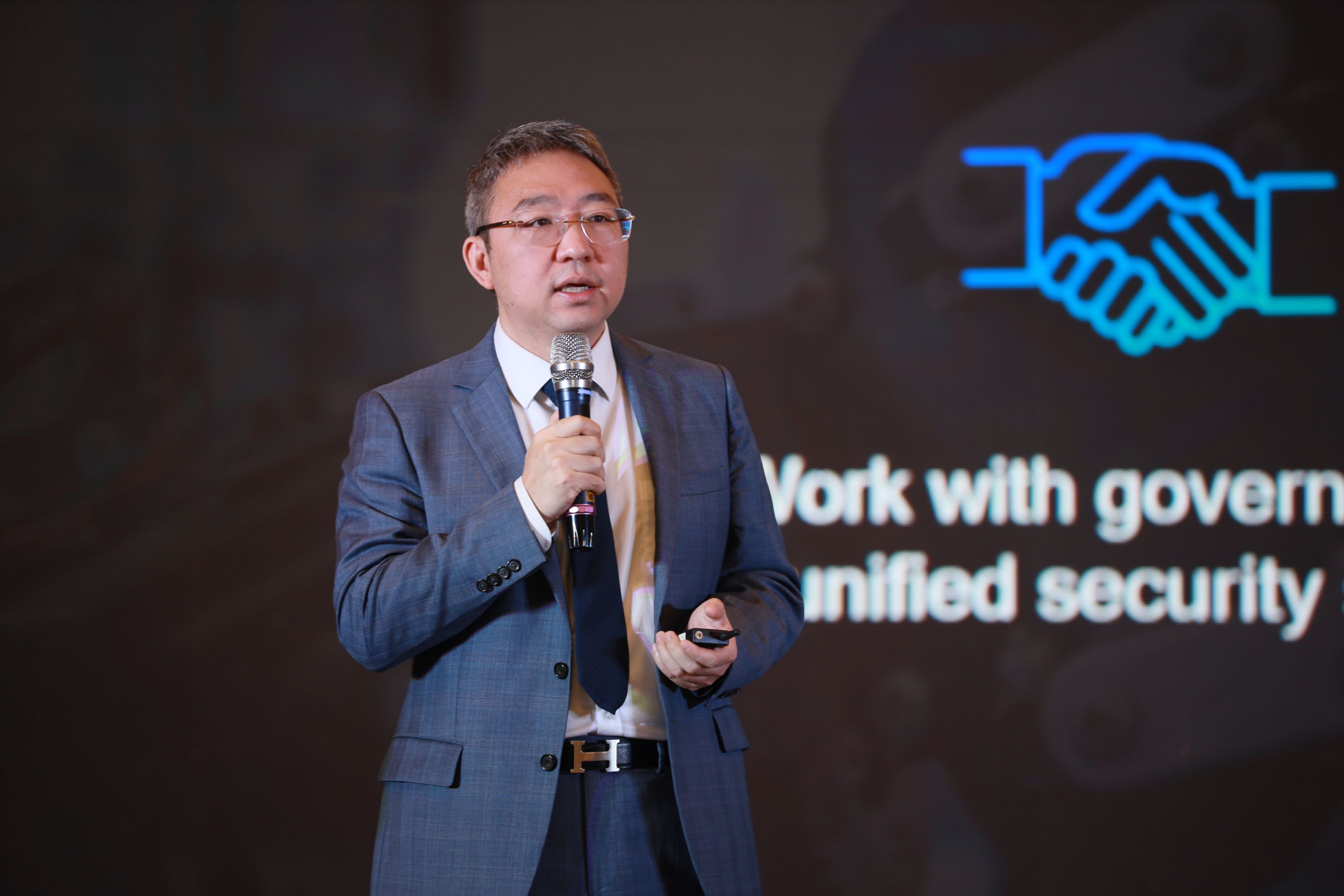 Ông Fang Yu Phó Tổng Giám đốc Huawei Việt Nam báo cáo tại Security Day 2022 1 Huawei đề xuất hợp tác tích cực giữa các bên trong quản trị an ninh mạng