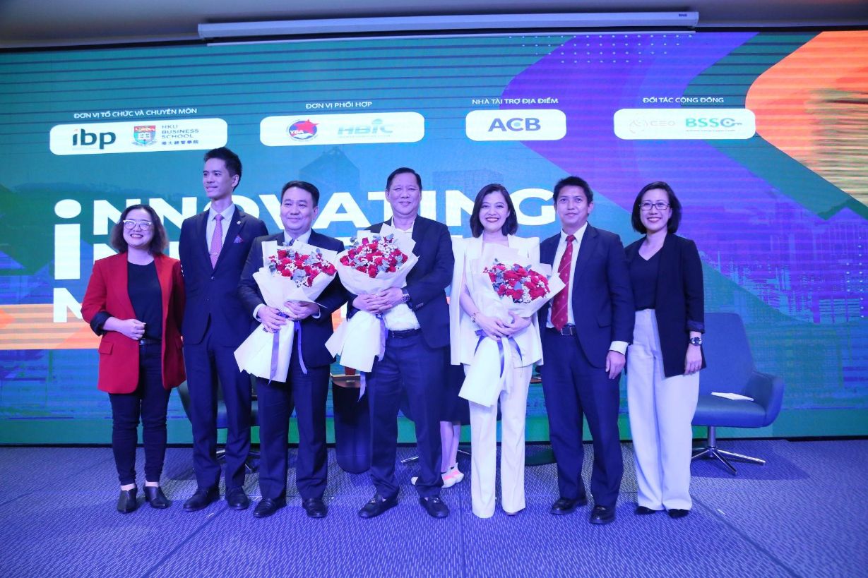 Đại diện BTC BSSC và IBP trao hoa cảm ơn các diễn giả tham dự Hội thảo Innovation In Existing Markets Innovating In Existing Markets: Câu trả lời cho hành trình đổi mới của doanh nghiệp Việt