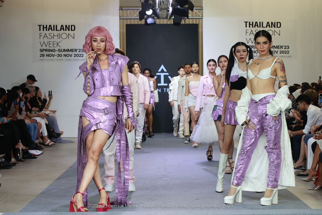 BB Trần và Hải Triều 1 BB Trần và Hải Triều diễn show thời trang của Ivan Trần tại Thái Lan