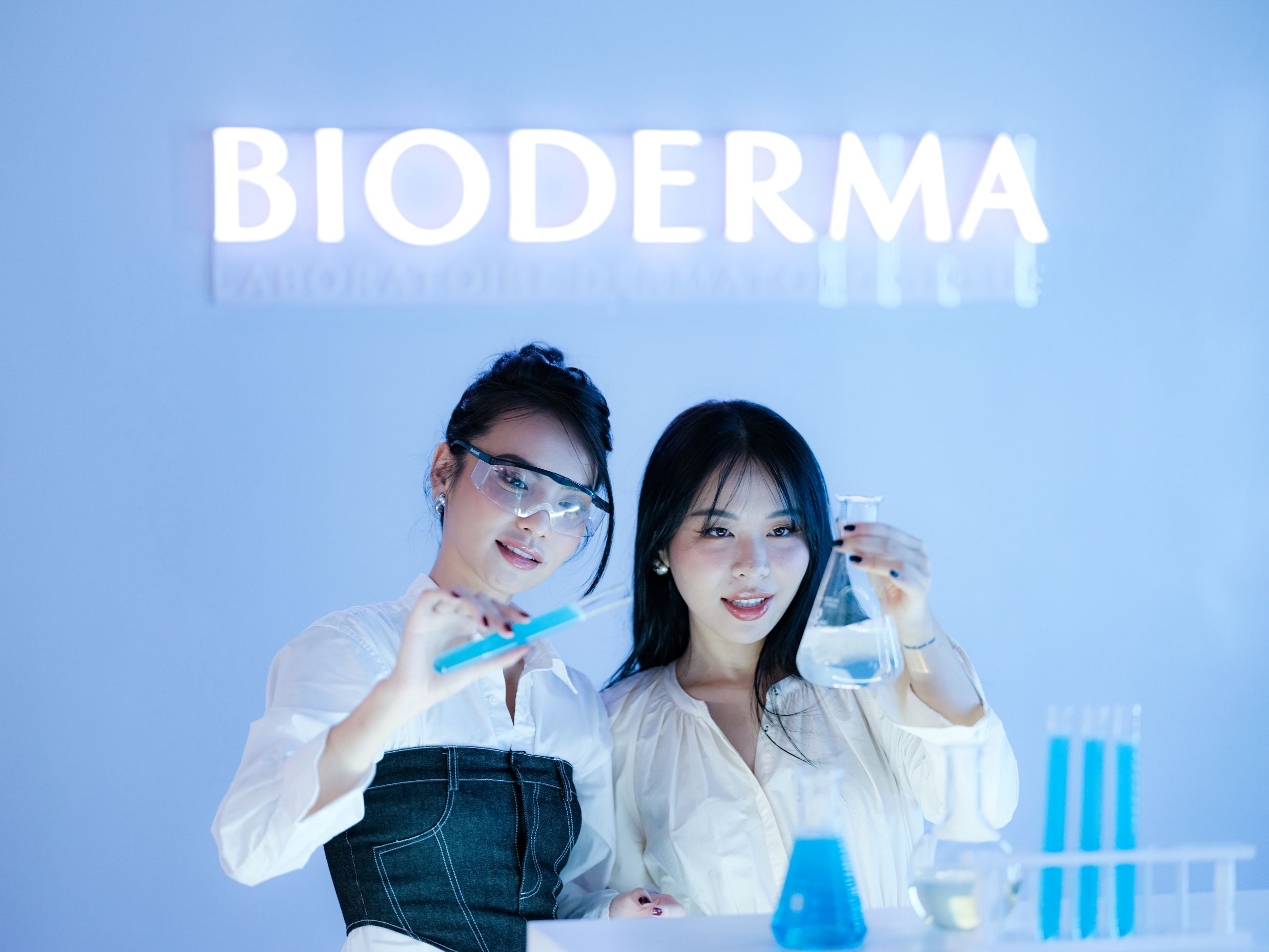 Bùi Linh Chi   An Phương Lab Room BIODERMA chơi lớn, mang cả phòng lab sinh học lẫn nhà thuốc vào sự kiện