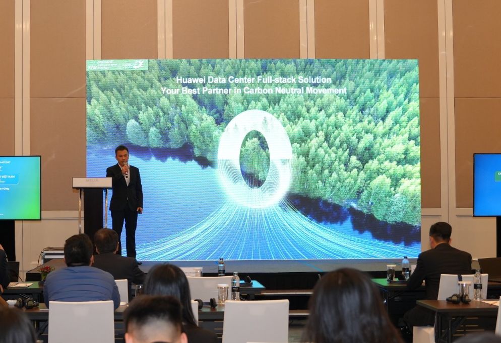 Chuyên gia giải pháp cao cấp Trần Quyền trình bày về giải pháp Data Center Full stack của Huawei. Huawei nhận giải thưởng Top 5 Doanh nghiệp Quốc tế có tầm ảnh hưởng tới sự phát triển Internet Việt Nam