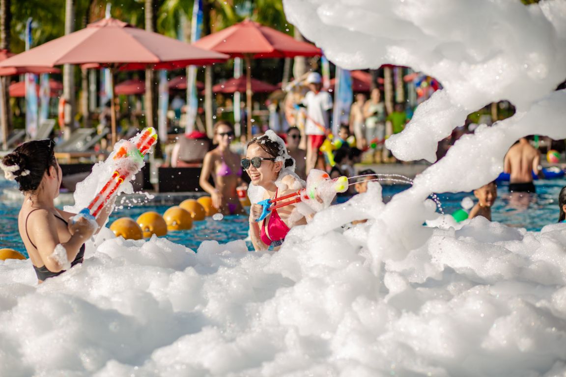Foam Party Đón mùa hạnh phúc tại Mövenpick Resort Waverly Phú Quốc