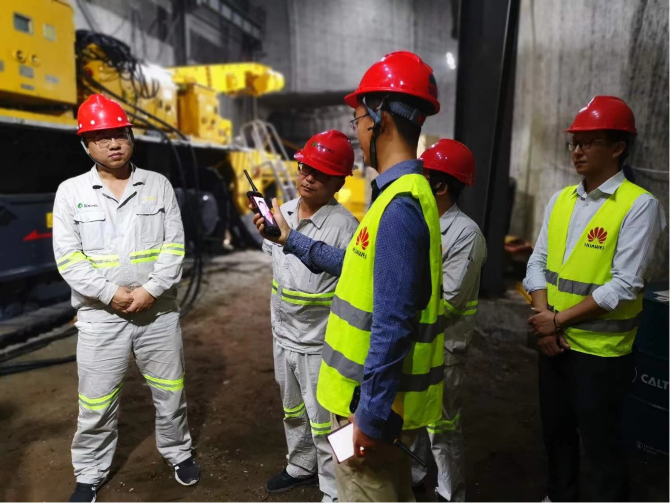 Hình ảnh hoạt động của đội Đội ngũ Khai khoáng của Huawei tại mỏ khai khoáng thông minh Asia Potash Huawei hỗ trợ xây dựng mỏ kali thông minh đầu tiên của ASEAN tại Lào