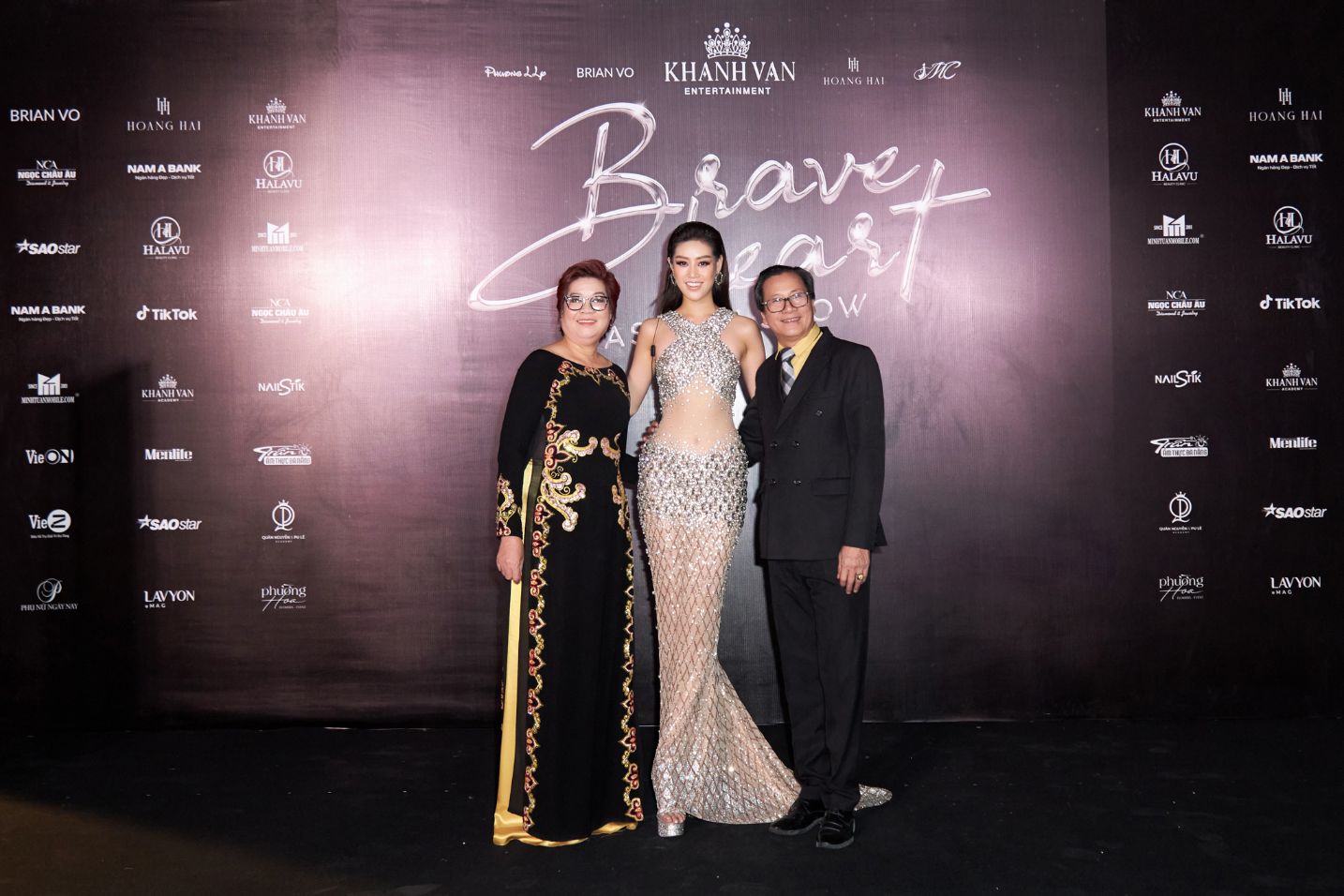 Hoa hau Khanh Van va ba me 02 1 Dàn sao Việt đổ bộ show thời trang đầu tiên của Hoa hậu Khánh Vân