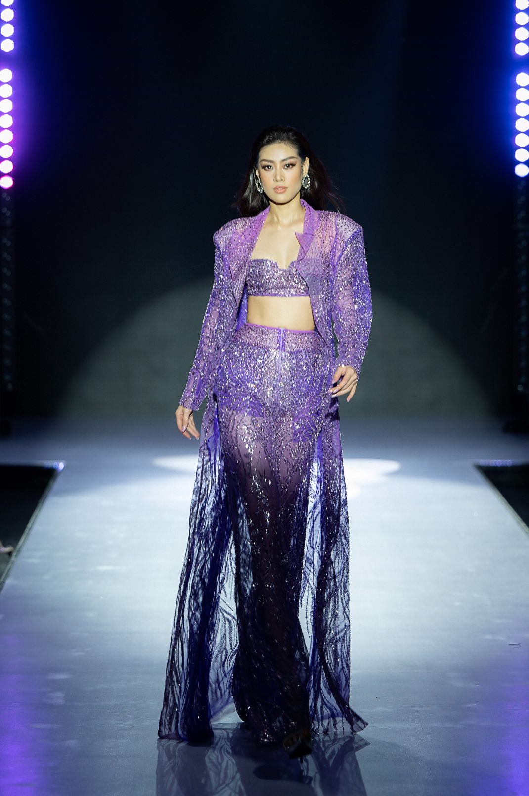 Hoa hậu Khánh Vân 4 Hoa hậu Khánh Vân chiêu đãi khán giả ngày hội thời trang đẳng cấp