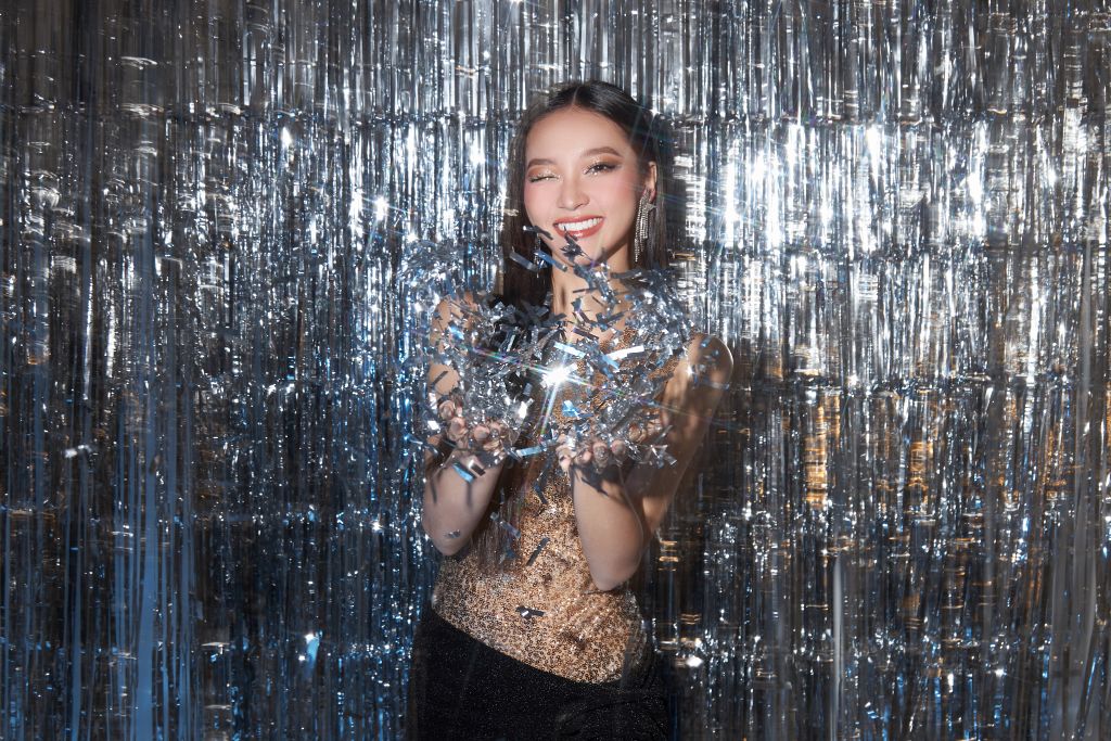 Hoa hậu Kim Ngân 13 Hoa hậu Kim Ngân khoe eo con kiến, rạng rỡ mừng giáng sinh