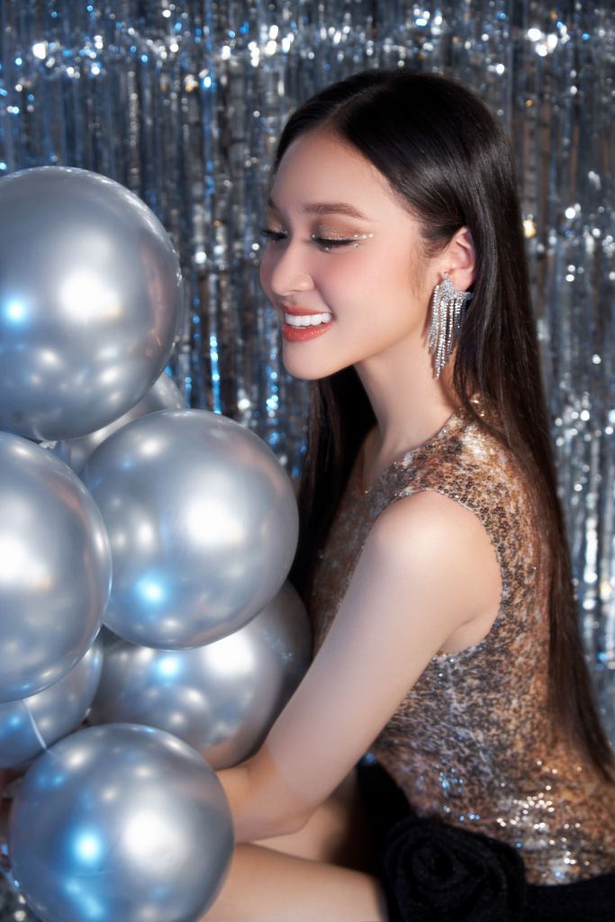 Hoa hậu Kim Ngân 3 Hoa hậu Kim Ngân khoe eo con kiến, rạng rỡ mừng giáng sinh