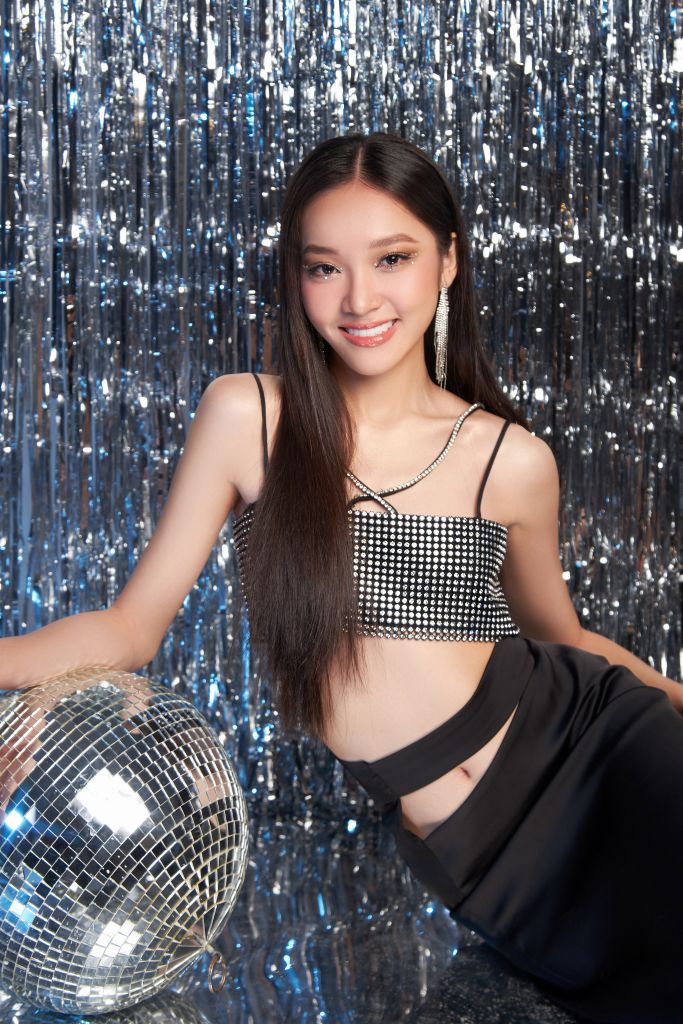 Hoa hậu Kim Ngân 8 Hoa hậu Kim Ngân khoe eo con kiến, rạng rỡ mừng giáng sinh