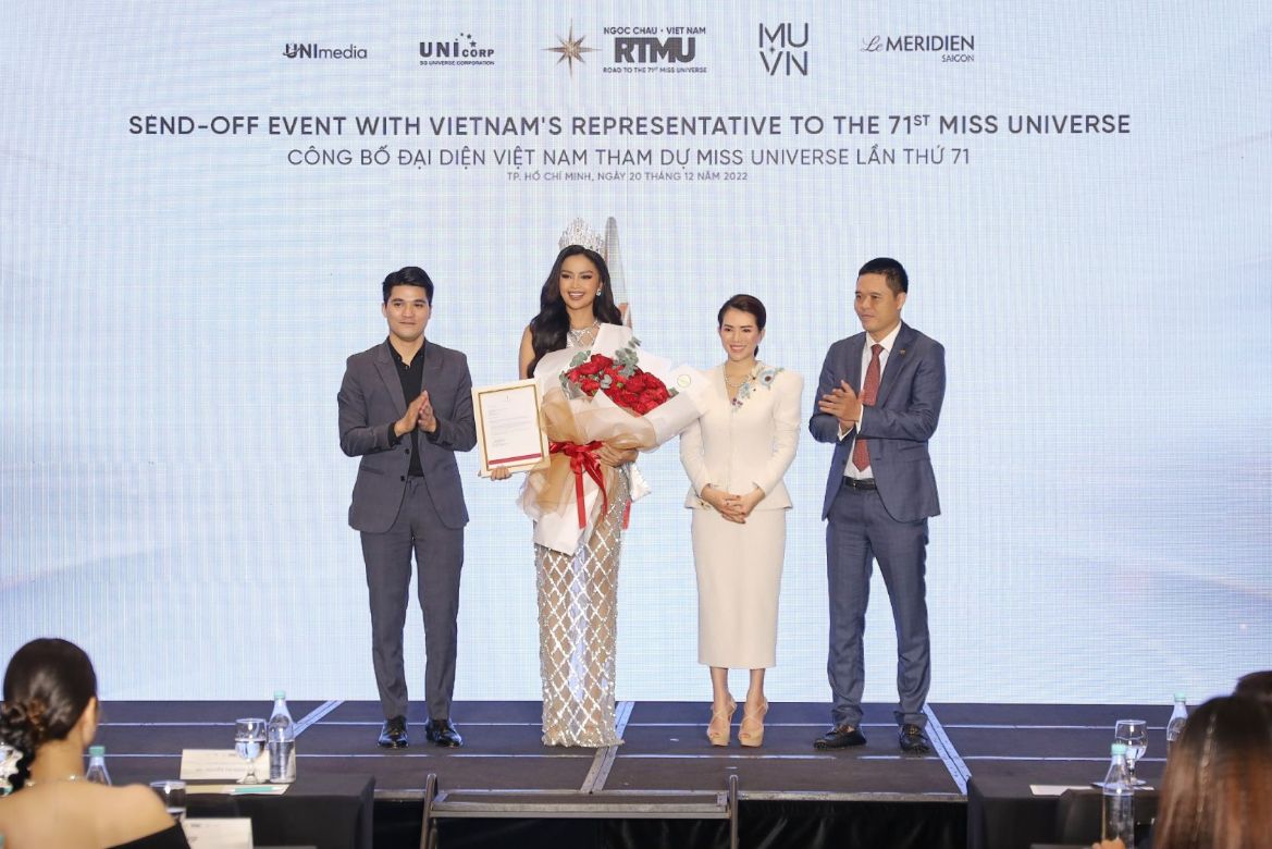 Hoa hậu Ngọc Châu nhận Sash chính thức nhận quyền đại diện Việt Nam tham gia Miss Universe 2022 Ngọc Châu mang Chiếu Cà Mau sang Mỹ chinh chiến Miss Universe 2022