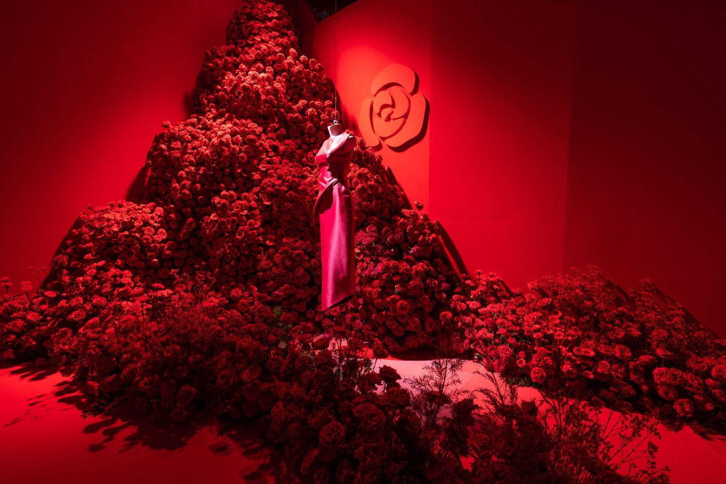 Không gian nghệ thuật mang tầm cỡ quốc tế trong triển lãm kỷ niệm 10 năm của PHUONG MY 6 Angela Phương Trinh ngồi xe hoa đổ bộ thảm đỏ triển lãm thời trang của NTK Phương My