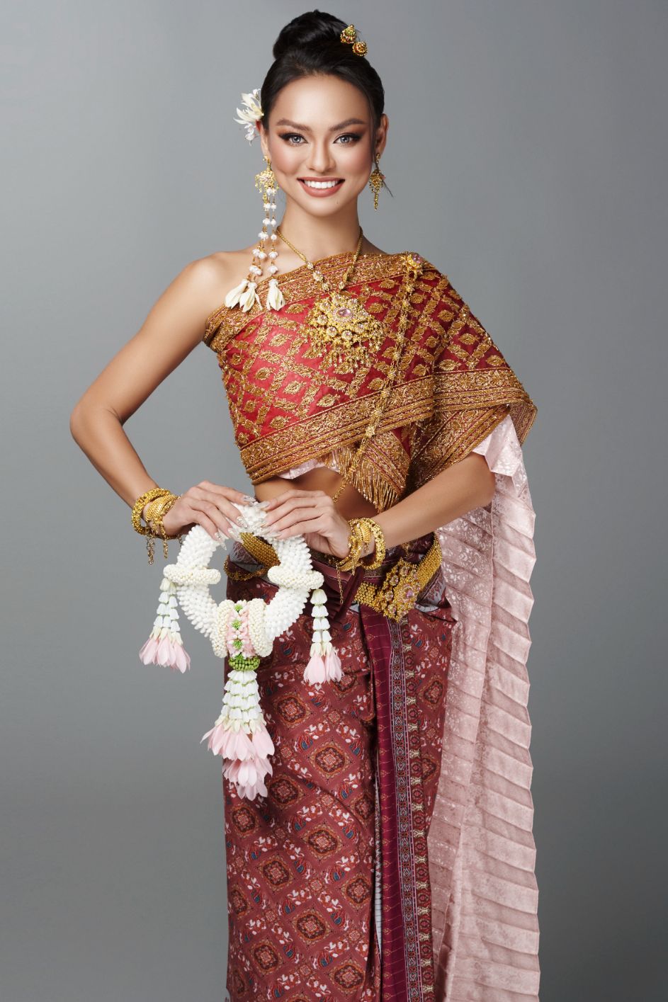 Mai Ngô 1 Mai Ngô đẹp rạng rỡ trong trang phục truyền thống Thái Lan