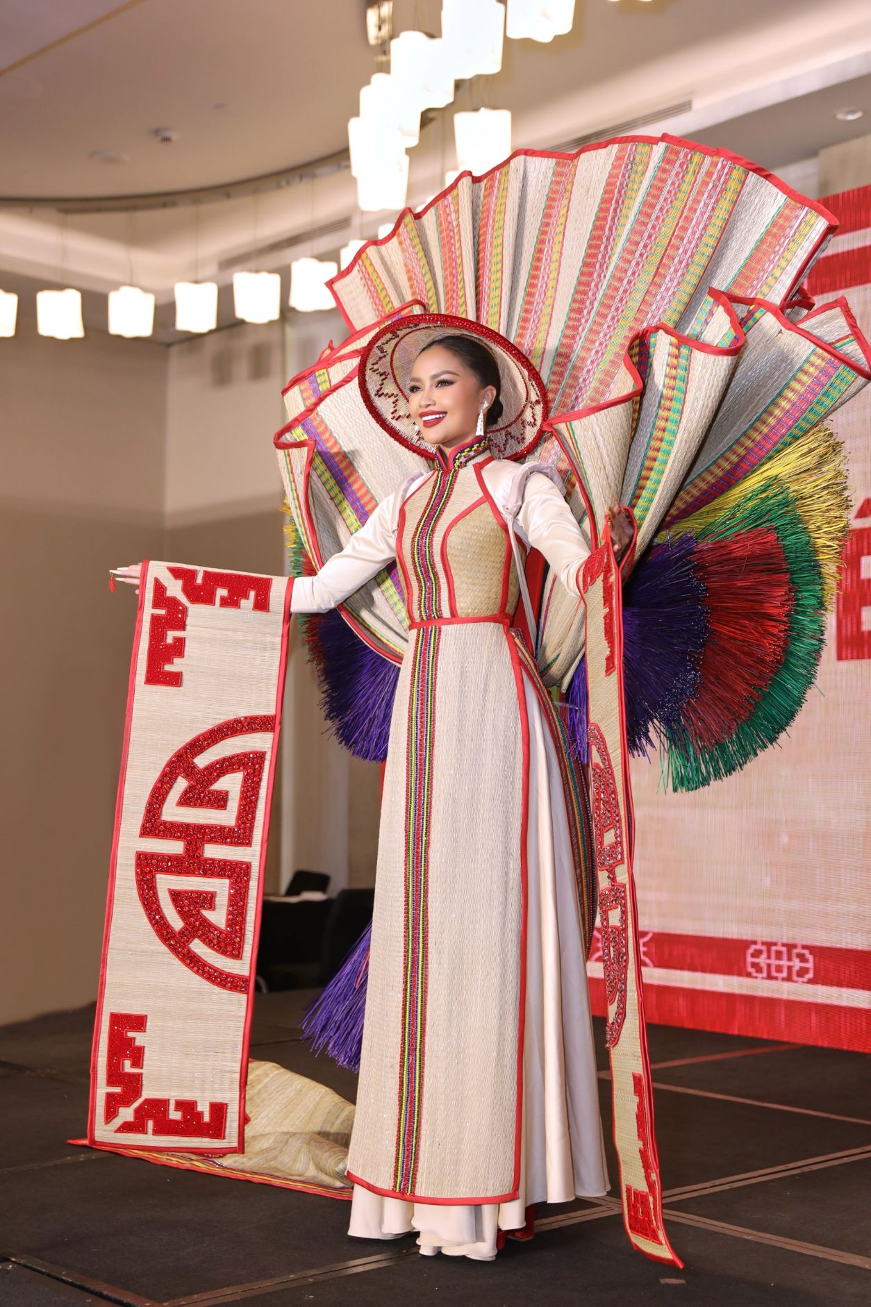 Ngọc Châu tự tin trình diễn trang phục dân tộc trước khán giả và truyền thông Ngọc Châu mang Chiếu Cà Mau sang Mỹ chinh chiến Miss Universe 2022