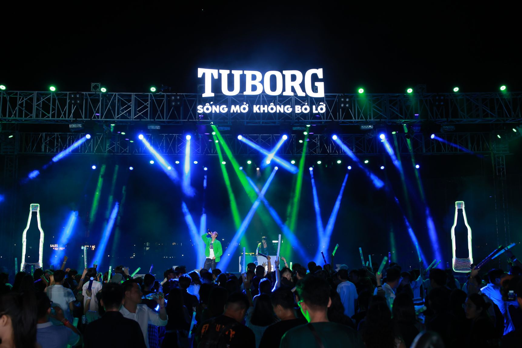 Ra mắt cùng thông điệp Sống mở Không bỏ lỡ Tuborg mang tới một đêm tiệc âm nhạc và ánh sáng đầy năng lượng cho giới trẻ Thành phố Tuborg chính thức ra mắt, cam kết quyên góp 500 triệu đồng hỗ trợ tài năng âm nhạc trẻ