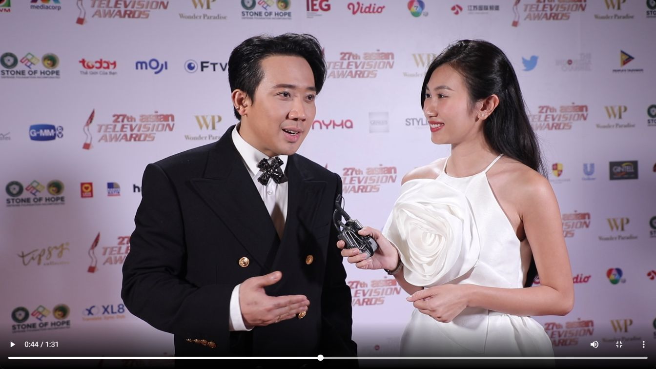 Sau khi bước ra khỏi sân khấu trao giải đạo diễn Bố Già vẫn chưa hết cảm xúc bồi hồi Đêm trao giải Asian Television Awards 2022: Trấn Thành trao cúp cùng ngôi sao Hồng Kông