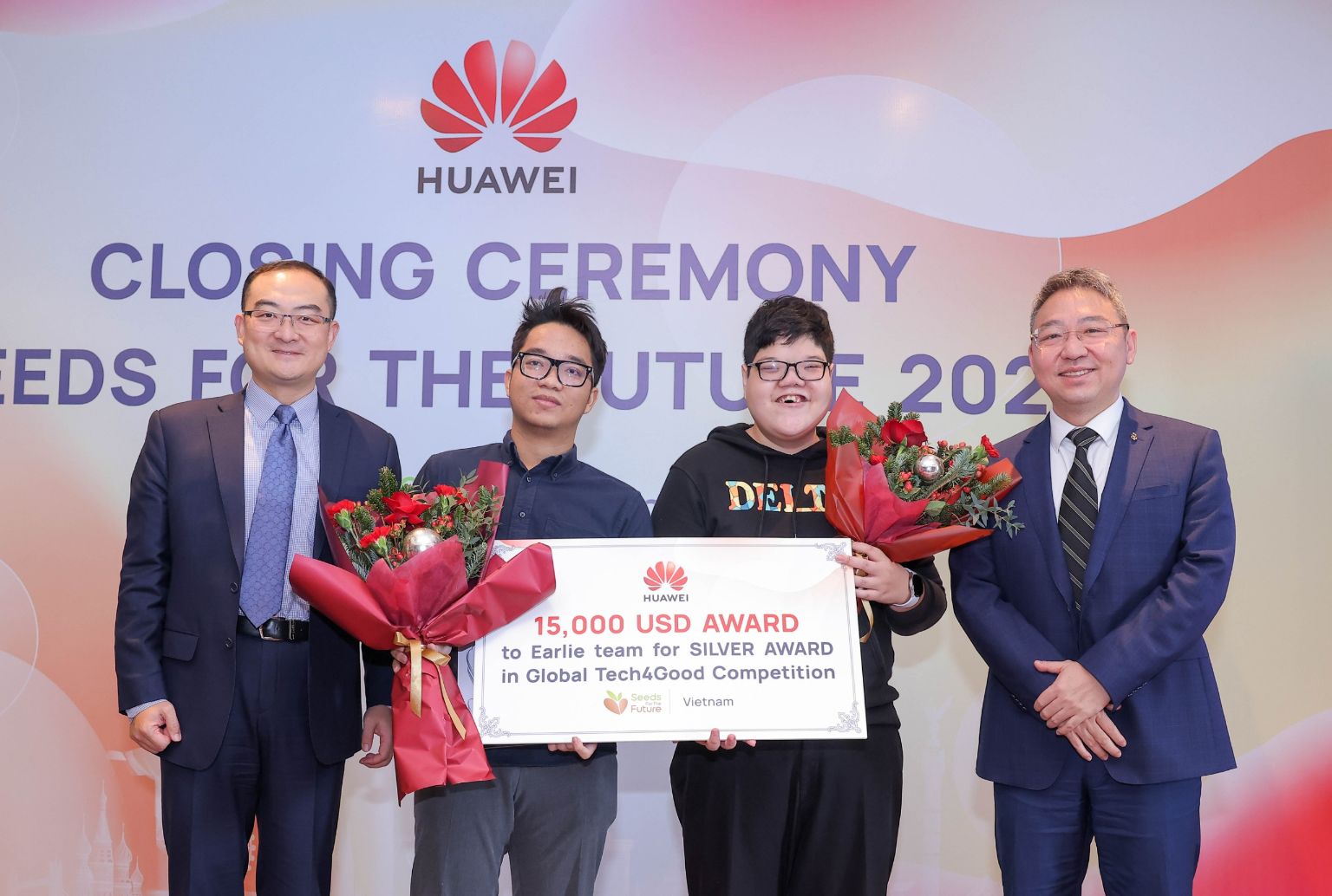 Sinh viên tài năng đạt Giải Nhì tại cuộc thi Tech4Good 2021  Huawei Việt Nam nhận bằng khen từ Hội Truyền thông số cho nỗ lực đào tạo nhân tài ngành ICT 
