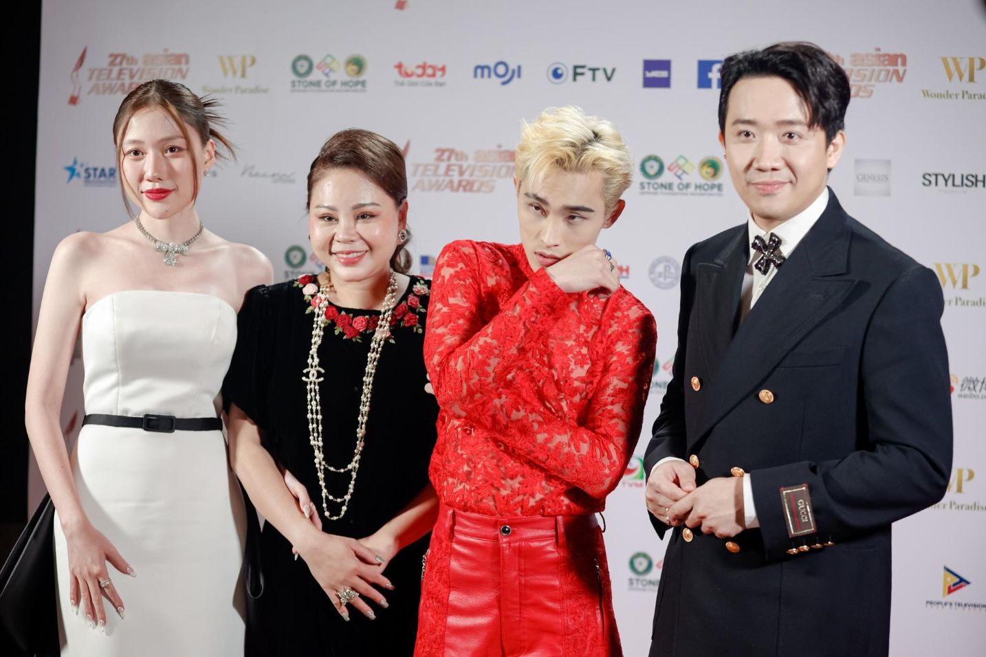 Trấn Thành Uyển Ân Lê Giang Wren Evans rạng rỡ trước sự đón tiếp nhiệt tình của khán giả Đêm trao giải Asian Television Awards 2022: Trấn Thành trao cúp cùng ngôi sao Hồng Kông