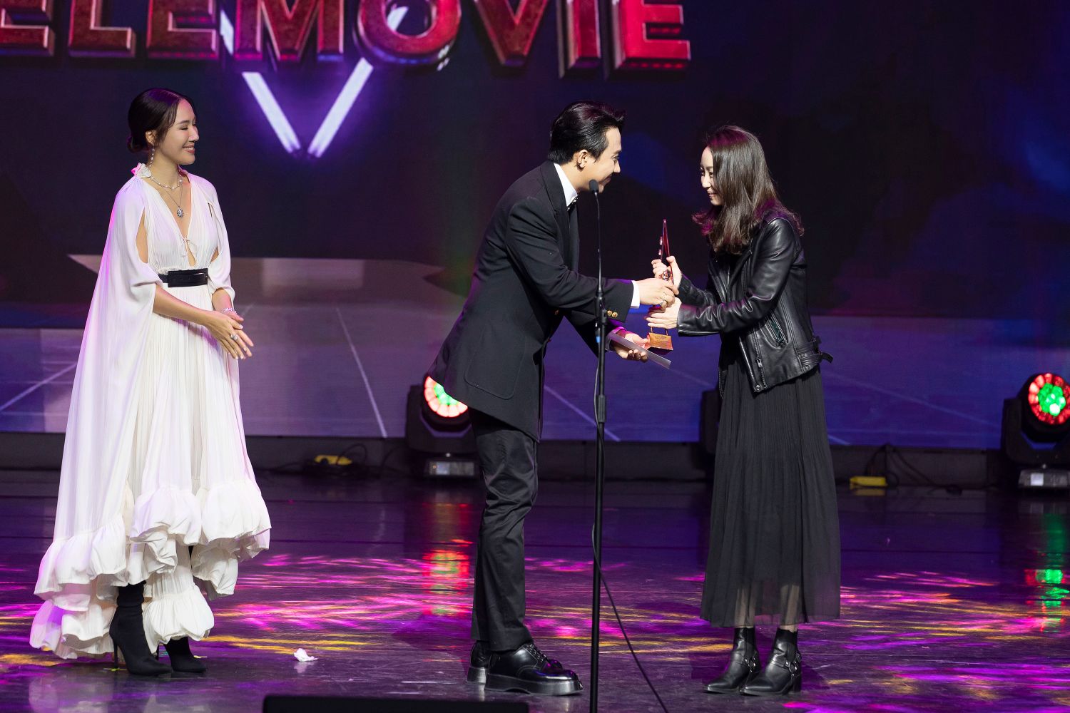 Trấn Thành lần đầu trao giải tại Giải thuởng truyền hình Châu Á 2022 2 Trấn Thành, Lê Giang, Uyển Ân, Wren Evans sải bước ấn tượng trên thảm đỏ Asian TV Awards