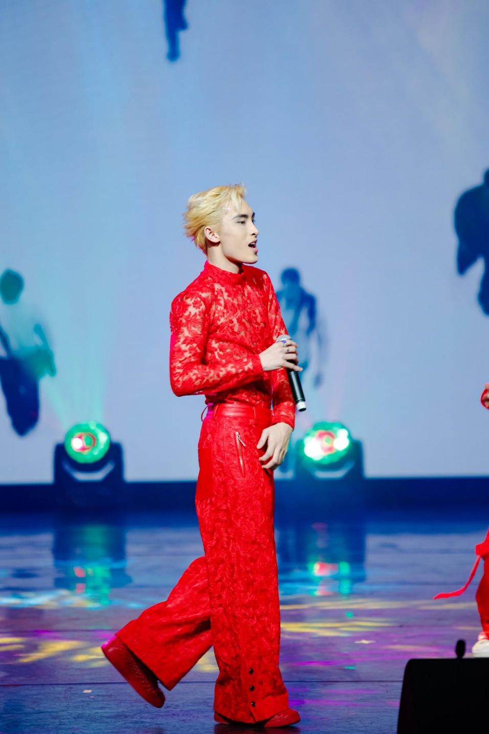 Wren Evans và MV Gặp may của anh cũng đang là đề cử sáng giá cho cúp Best Music Video Đêm trao giải Asian Television Awards 2022: Trấn Thành trao cúp cùng ngôi sao Hồng Kông