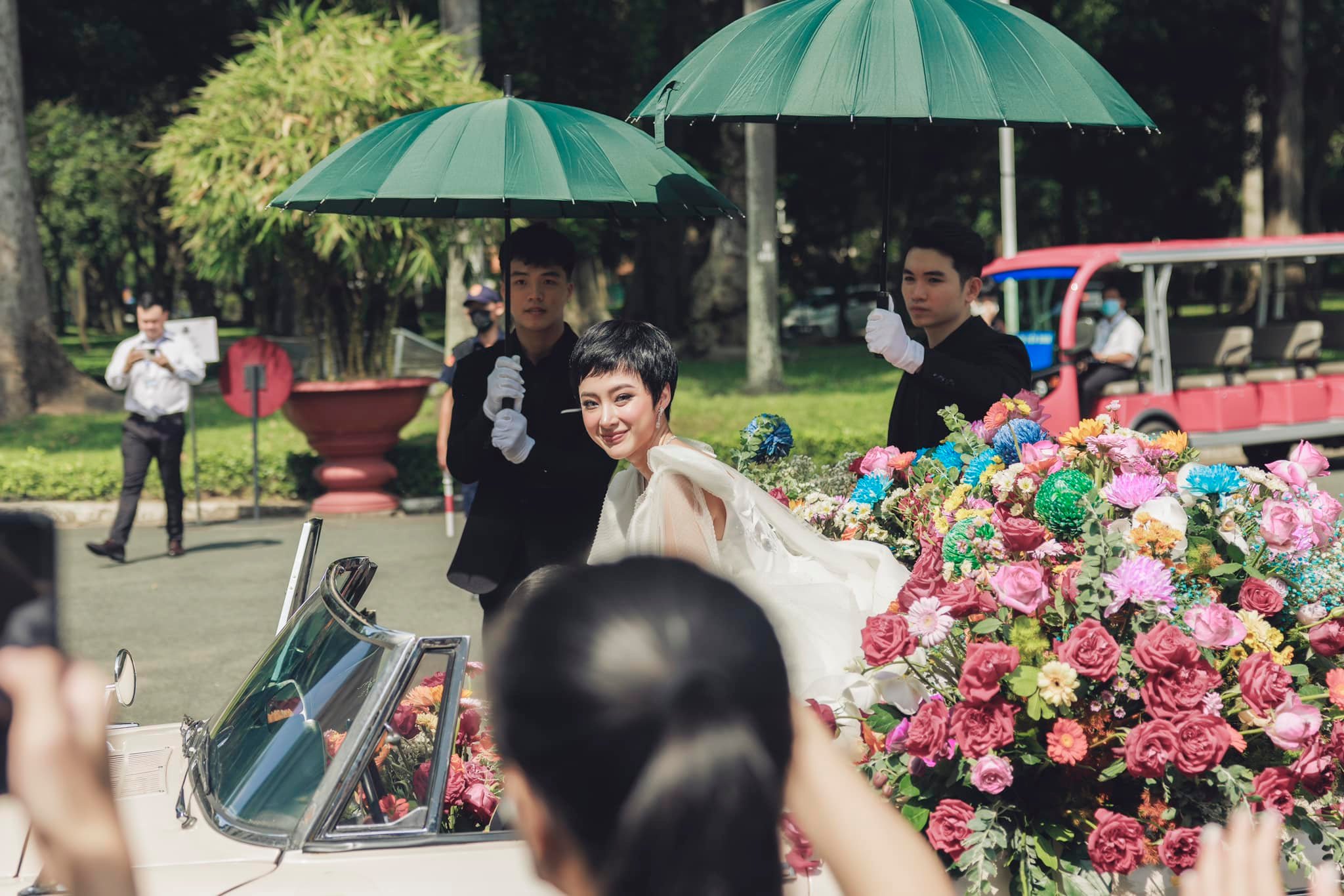 angela phuong trinh 2 Angela Phương Trinh ngồi xe hoa đổ bộ thảm đỏ triển lãm thời trang của NTK Phương My
